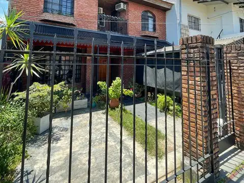 VENTA CASA 4 AMBIENTES - PADUA CENTRO - CON PARQUE Y PILETA
