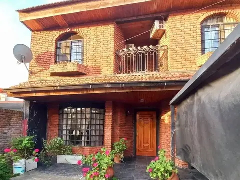 VENTA CASA 4 AMBIENTES - PADUA CENTRO - CON PARQUE Y PILETA