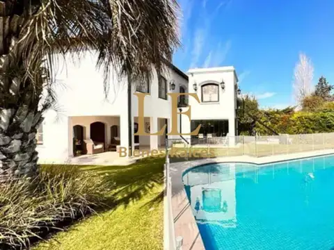 Casa 4 ambientes con 4 baños