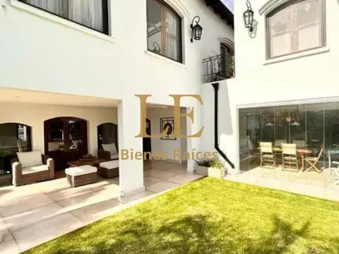 Casa en Venta con 3 cocheras