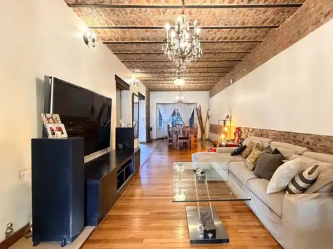 Casa en Venta con 2 cocheras