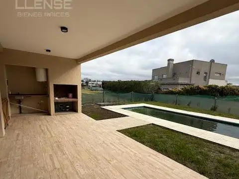 Casa 4 ambientes con 3 baños