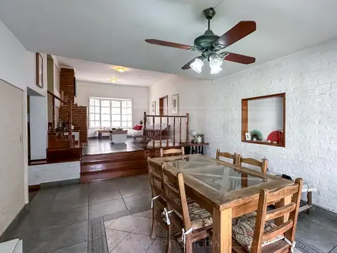 Casa 9 ambientes con 4 baños