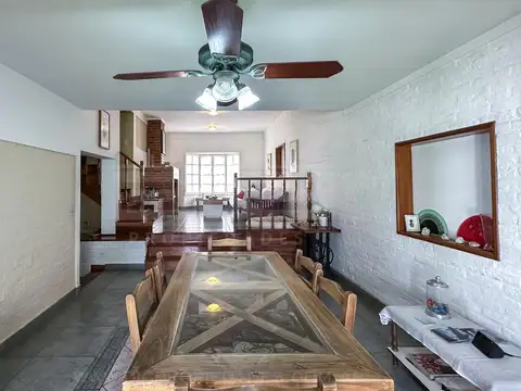 Casa en Venta con 3 cocheras