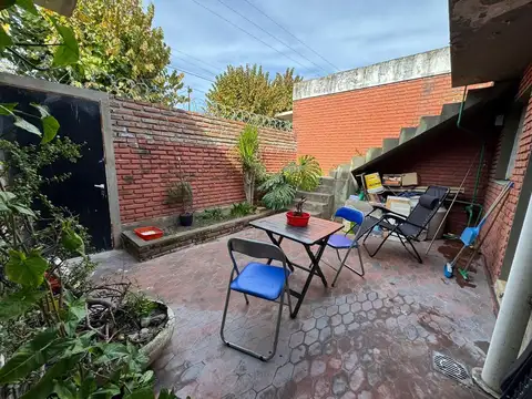 Casa con local y garaje. Barrio Bco. Provincia
