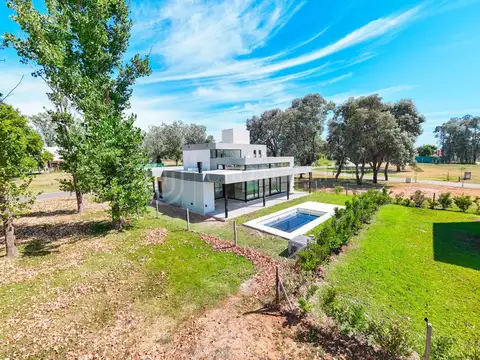 Casa en Venta con 4 cocheras