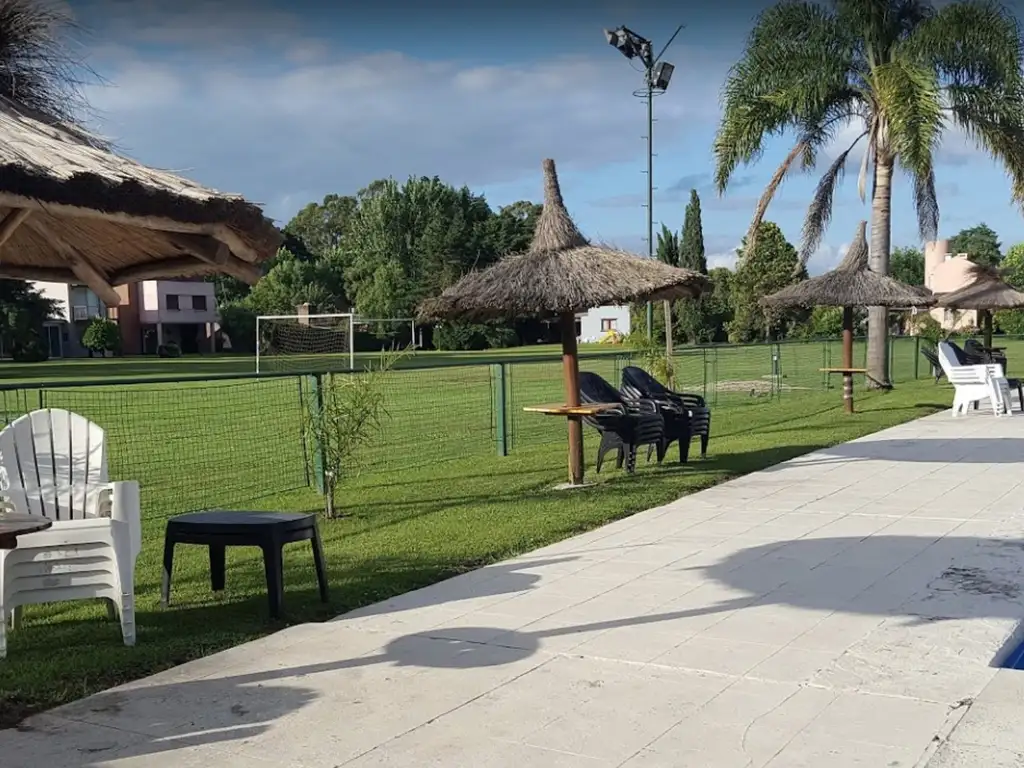 Áreas comunes juegos, club-house, piscina en Club de Campo La Torre