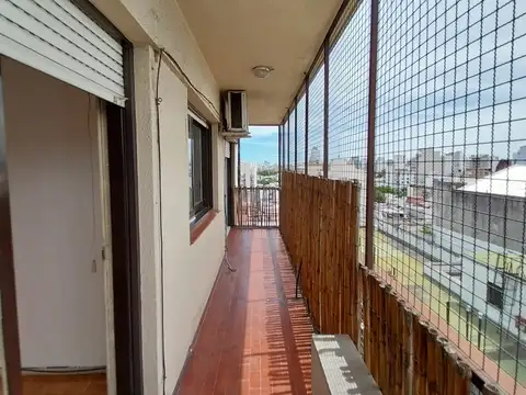 Departamento tres ambientes con dependencia y cochera cubierta