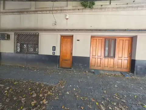 Casa 11 ambientes con 2 baños