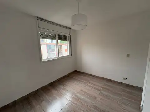 Departamento 4 ambientes con balcón REFACCIONADO