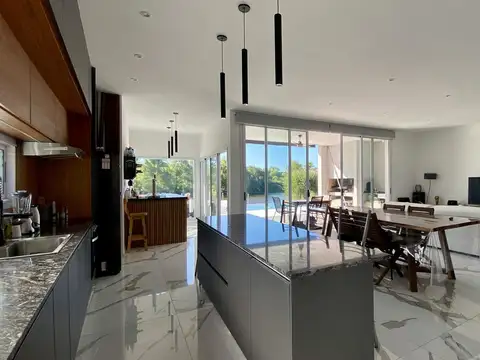 Casa en Venta con 2 cocheras