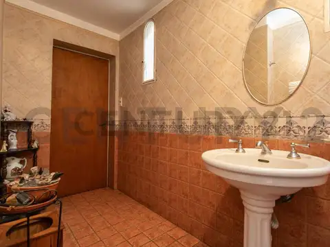 EN VENTA CASA DE 5 AMBIENTES EN ALMAGRO CON COCHERA MEXICO AL 4300