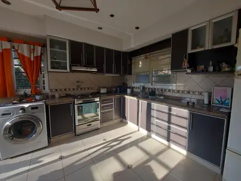 Casa en Venta con 3 cocheras