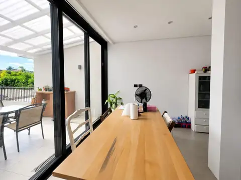 Casa de dos plantas a nuevo 5 amb 300m2 500m2 lote. Parque Pileta