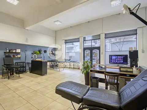 Local 200 m2 apto todo destino, incluso gastronomía. Con renta.