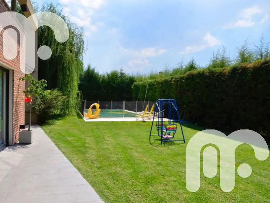 Casa - 183  m² Cubierta | 3 dormitorios | 10 años | 2 baños | 5 ambientes | 2 cocheras