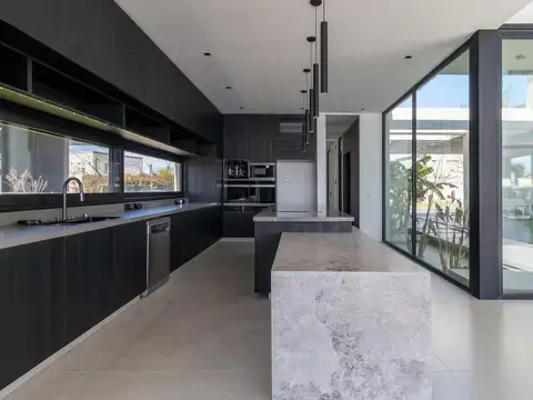 Casa en Venta con 6 cocheras
