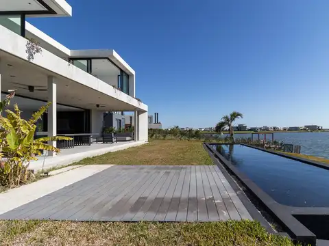 Casa en Venta con 6 cocheras