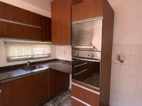 Casa 7 ambientes con 2 baños