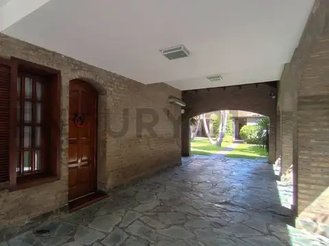 Casa en Venta con 4 cocheras