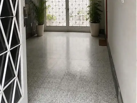 Casa 8 ambientes con 2 baños