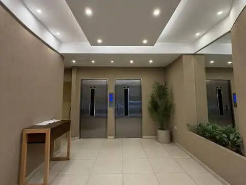 AMBIENTE AMPLO DESPLAZADOI AL CONTRAFRENTE