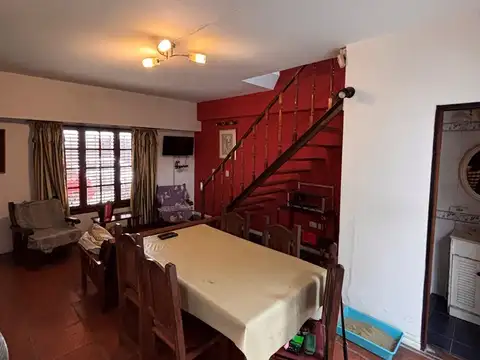 Casa 4 ambientes con 2 baños