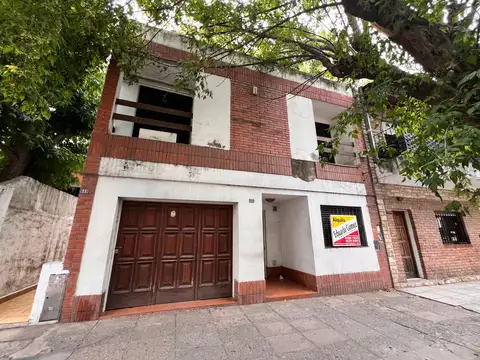 Casa en alquiler 5 ambientes en Moron Sur apto profesional o vivienda 4 dormitorios