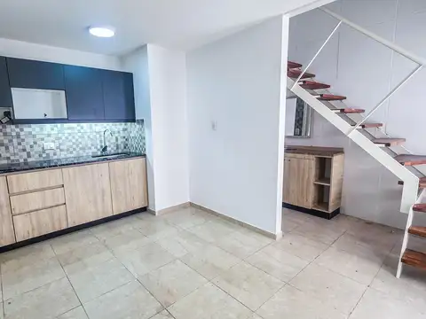VENTA - Departamento dúplex de 1 dormitorio con patio, Centro - Rosario