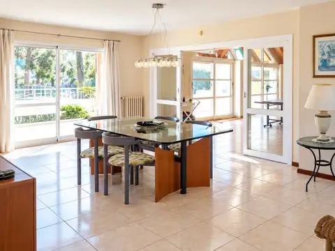 Casa en Venta con 3 cocheras