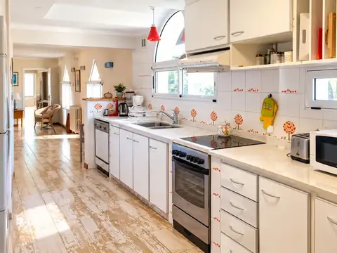 Casa 6 ambientes con 5 baños