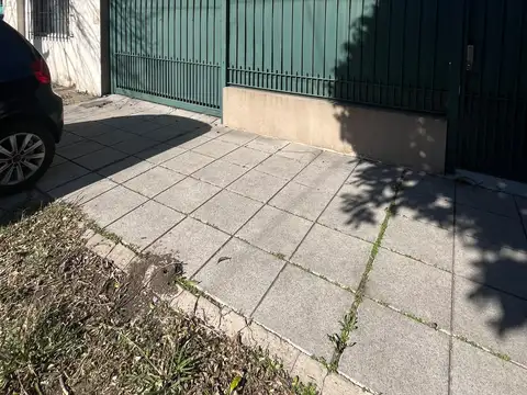 Impecable casa 4 amb con cochera, parque y atico. Muy buena ubicacion: Prospero G. Allemandri 1875, Temperley. Apto credito