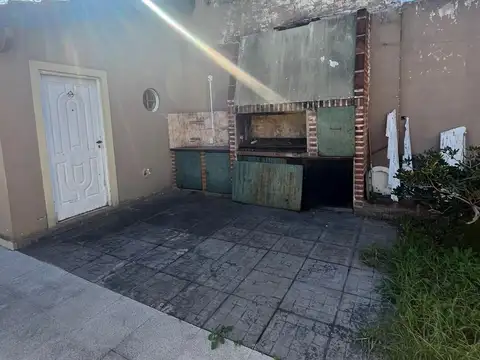 Impecable casa 4 amb con cochera, parque y atico. Muy buena ubicacion: Prospero G. Allemandri 1875, Temperley. Apto credito