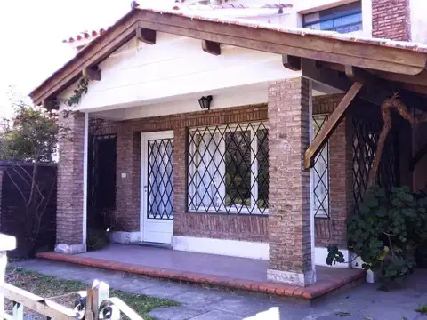 VENTA CASA 4 DORMITORIOS -  JARDIN - Bv ARGENTINO 8300 - FISHERTON