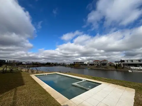 Casa en Alquiler con 3 cocheras
