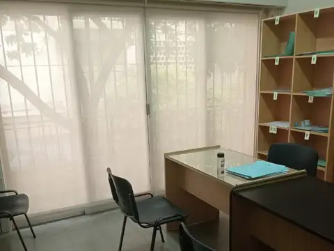 Oficia en Villa Devoto sobre Av. Beiró.