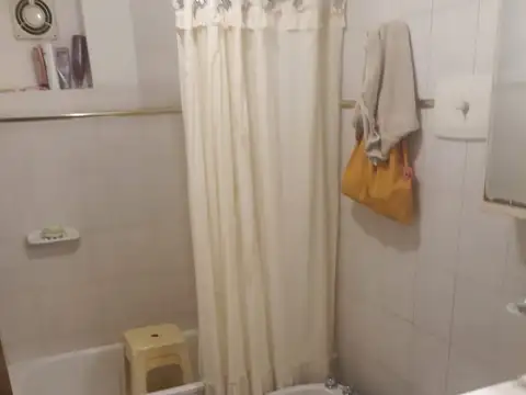 CASA DE 2 DORMI, BARRIO SAN CARLOS, AMPLIOS AMBIENTES, PATIO