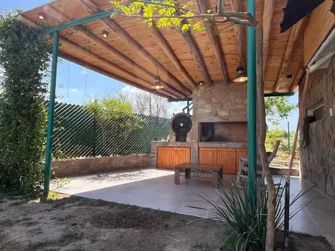 Casa 4 ambientes con 2 baños