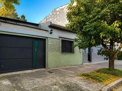 Casa con Patio y 2/3 Dorm. + Cochera | Oportunidad