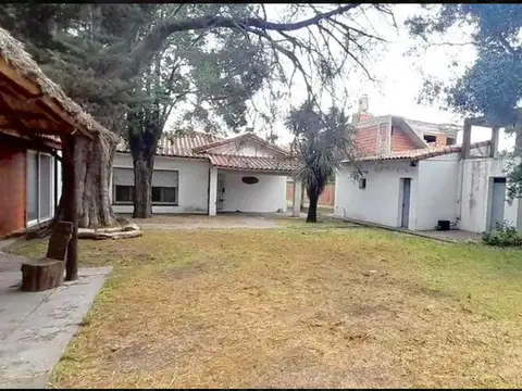 Venta Casa Quinta 4 Amb con Quincho y Pileta en Berazategui Oeste
