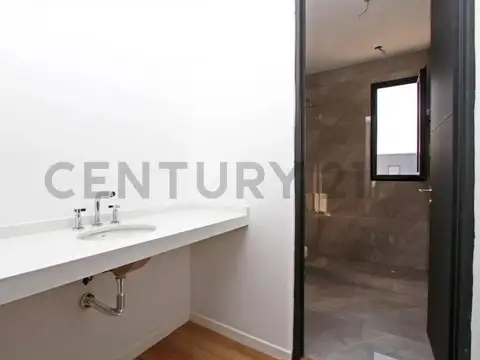 Casa 7 ambientes con 4 baños