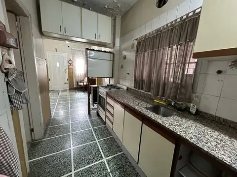 CASA 3 AMBIENTES EN VENTA EN BANFIELD COCHERA