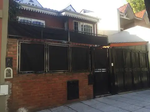 Hermoso Chalet al frente de 15 años de antiguedad sobre lote de 7,5 x 15 con jardin gge 4 dorm 2 bañ NO APTO CREDITO