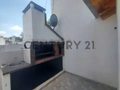 Excelente PH en Venta 4 Ambientes, Ubicado en Villa Real Tipo Casa, 2 Plantas. (Contra Frente)