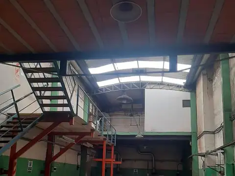 Exc Galpón muy buena conect oficinas, baños vest 255 m2 tot.