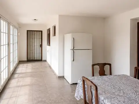 Casa 6 ambientes con 2 baños