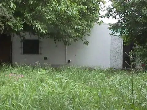 EN VENTA EN PALOMAR LOTE DE TERRENO CON PEQUEÑA CONSTRUCCION AL FONDO - FICHA 9639