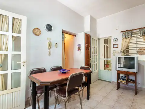 Casa 4 ambientes con 2 baños