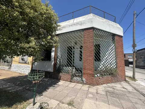 CASA EN VENTA VILLA SARMIENTO 4 AMBIENTES CON PATIO COCHERA Y TERRAZA