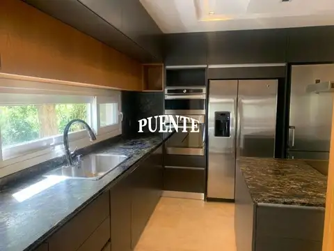 Casa 7 ambientes con 6 baños